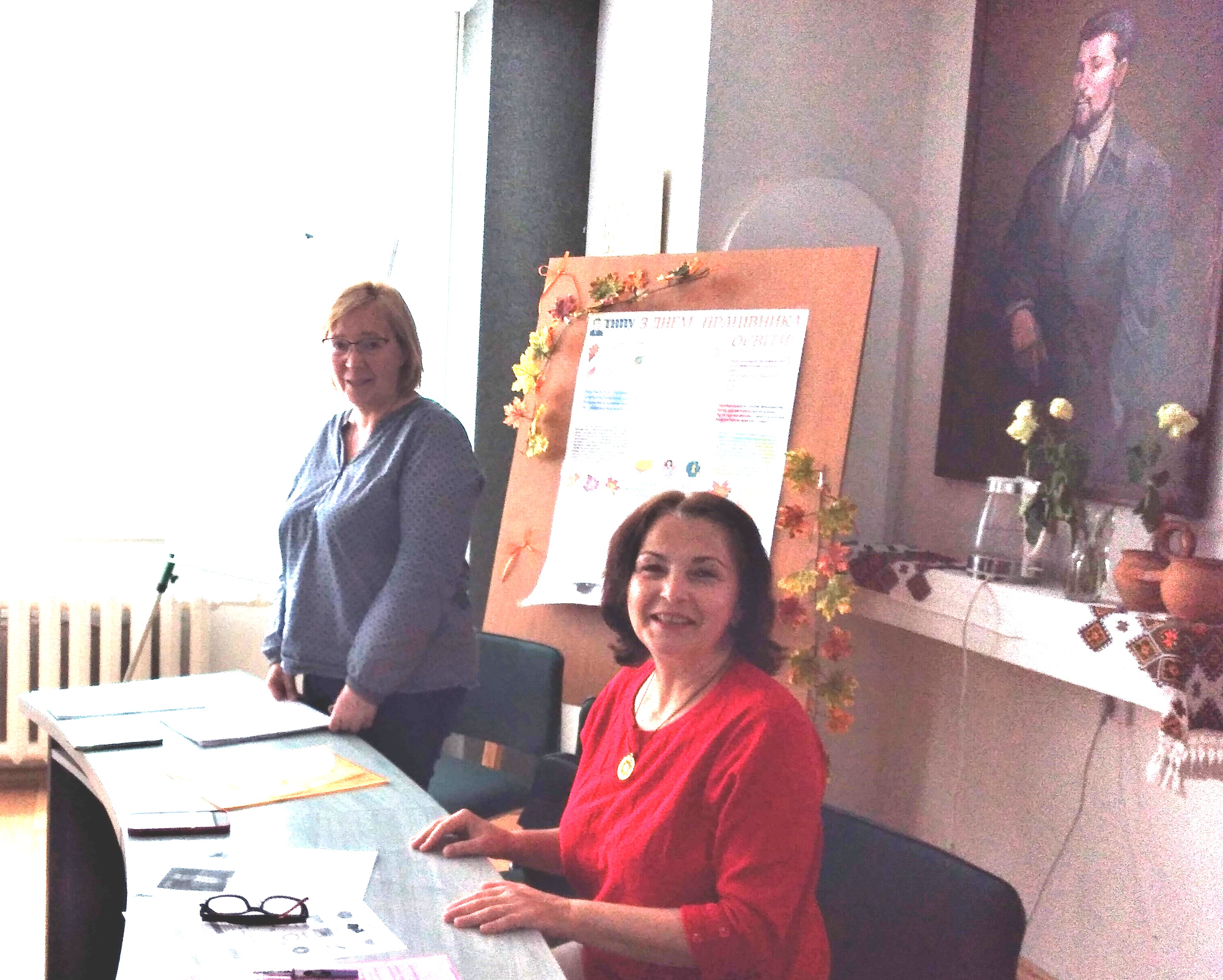 Доценти Тетяна Решетуха та Наталія Дащенко провадять дискусію у Розмовному клубі ТНПУ 